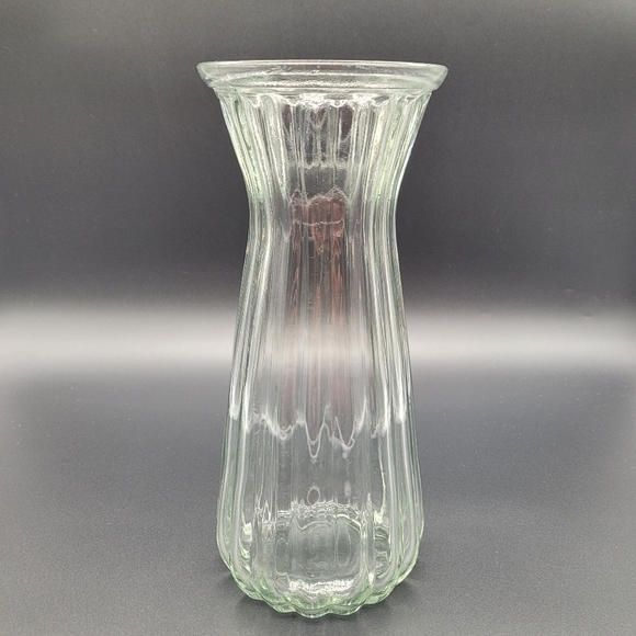 Other - Clear Ribbed Glass Flower Vase